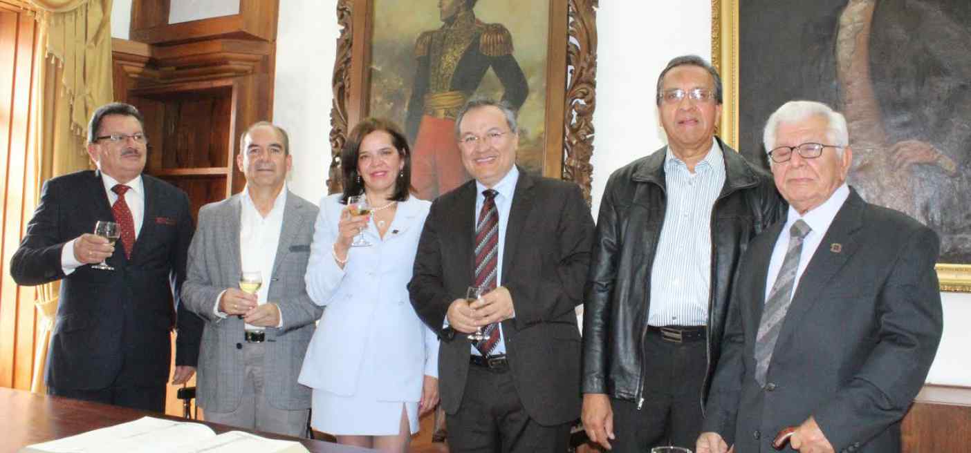 El acto formal en el que la funcionaria asumió el cargo se realizó en el Salón de los Consejos ante el Rector quien le manifestó el respaldo institucional. Foto: Área de Prensa.